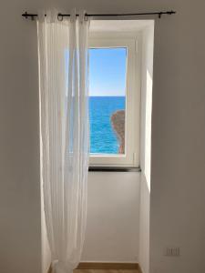 uma janela aberta com vista para o oceano em La Bloo di Vernazza - Sea View - AC&WiFi - Vernazzarentals em Vernazza