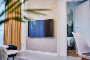 TV a/nebo společenská místnost v ubytování Apartament HORYZONT "ZŁOTA"
