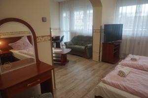 Postel nebo postele na pokoji v ubytování Hotel Ajka Üzletház Panzió Ajka
