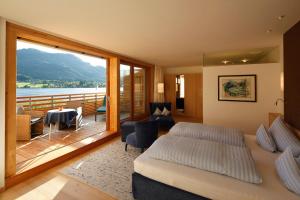 A bed or beds in a room at Seehotel Enzian