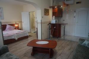 een woonkamer met een bed en een salontafel bij Hotel Ajka in Ajka