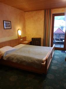 Postel nebo postele na pokoji v ubytování Hotel Wirt Z'Minsta