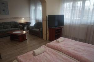 Postel nebo postele na pokoji v ubytování Hotel Ajka Üzletház Panzió Ajka