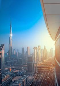 Staybridge Suites Dubai Financial Centre, an IHG Hotel في دبي: اطلاله على مدينه بها مباني وسيارات