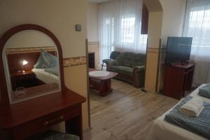 Postel nebo postele na pokoji v ubytování Hotel Ajka Üzletház Panzió Ajka