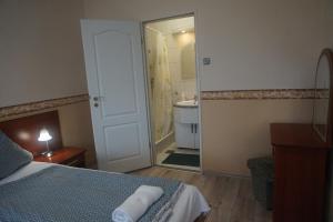 Postel nebo postele na pokoji v ubytování Hotel Ajka Üzletház Panzió Ajka