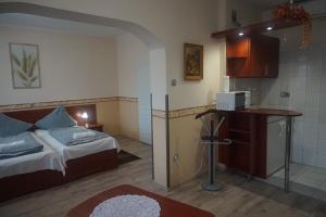 Postel nebo postele na pokoji v ubytování Hotel Ajka Üzletház Panzió Ajka