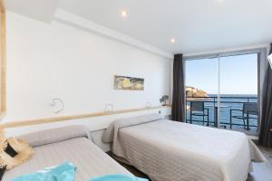 Postel nebo postele na pokoji v ubytování Hotel La Vigie - Face à la mer