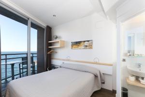 Postel nebo postele na pokoji v ubytování Hotel La Vigie - Face à la mer