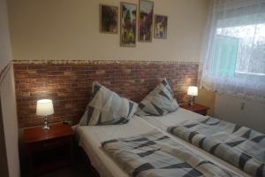 Postel nebo postele na pokoji v ubytování Hotel Ajka Üzletház Panzió Ajka