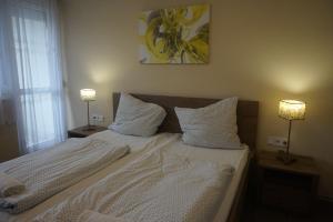 Un pat sau paturi într-o cameră la Hotel Ajka