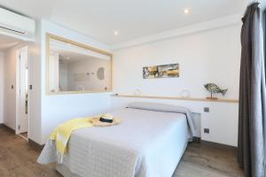 Postel nebo postele na pokoji v ubytování Hotel La Vigie - Face à la mer