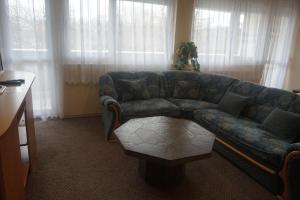 Posezení v ubytování Hotel Ajka Üzletház Panzió Ajka
