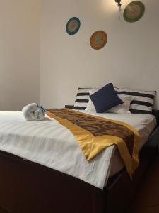 duże łóżko z żółtym kocem w obiekcie Kandy Garden Villa w mieście Kandy