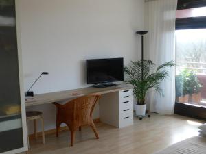 a desk with a computer on it in a room at Apartment 707 mit Pool in Lahnstein