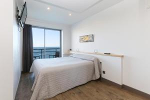 Postel nebo postele na pokoji v ubytování Hotel La Vigie - Face à la mer