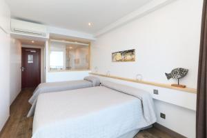 Postel nebo postele na pokoji v ubytování Hotel La Vigie - Face à la mer
