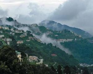 Pemandangan gunung umum atau pemandangan gunung yang diambil dari asrama