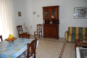 a living room with a table and a couch at Appartamento al mare Cusumano in Trappeto