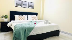 1 dormitorio con 1 cama grande con manta verde en BluO 1BHK - DLF Golf Course Road , Balcony, Lift, en Gurgaon