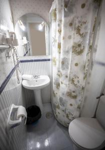 A bathroom at Hostal Los Perales