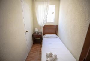 Un pat sau paturi într-o cameră la Hostal Los Perales