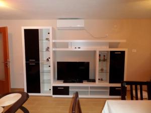 TV a/nebo společenská místnost v ubytování Apartments Marina + 3 fotografie