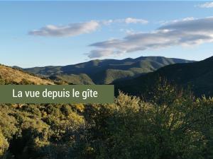 widok na góry z tekstem 'my diabły leży cytuj' w obiekcie Pyrénées Mon Amour w mieście Felluns