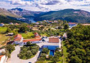 - une vue aérienne sur un petit village dans les montagnes dans l'établissement Luki Home, à Dubrovnik