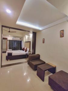 Hotel Ashwin Igatpuri, Pure Veg & Jain Food客房内的一张或多张床位