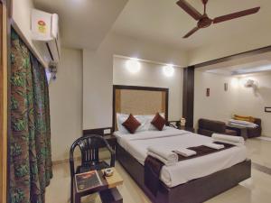 Hotel Ashwin Igatpuri, Pure Veg & Jain Food客房内的一张或多张床位
