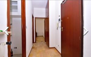 un pasillo con 2 puertas y un pasillo con en Appartamento al Centro di Valenza en Valenza