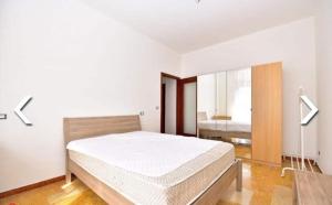 1 dormitorio con 1 cama grande en una habitación en Appartamento al Centro di Valenza en Valenza