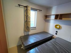 a small room with a bed and a window at Camping Valencia el Saler in El Saler
