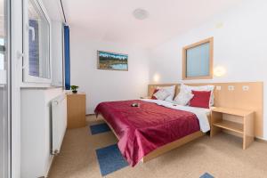 Giường trong phòng chung tại Hotel Center Bohinjsko Jezero