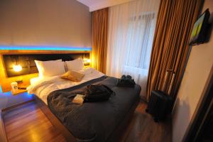 a hotel room with a bed with a backpack on it at VILA GIGI, ideala pentru relaxare si distractie! in Breaza