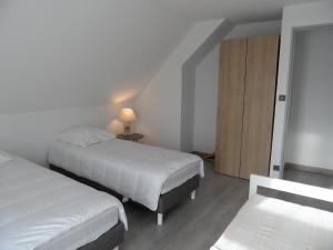 a bedroom with two beds and a wooden cabinet at REF 122 Appartement 4 pièces pour six personnes avec piscine et cours de tennis Port Crouesty ARZON in Arzon