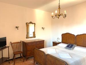 a bedroom with a bed and a dresser and a mirror at Appartamento Dante Alighieri in Levanto