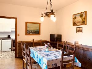 a dining room with a table and a kitchen at Appartamento Dante Alighieri in Levanto