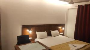 Postel nebo postele na pokoji v ubytování Hotel Anvisha Executive