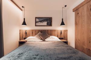 A bed or beds in a room at Alpenheim Apartment Ischgl