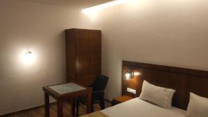 Postel nebo postele na pokoji v ubytování Hotel Anvisha Executive