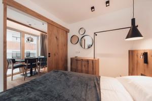A bed or beds in a room at Alpenheim Apartment Ischgl