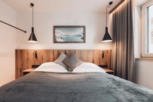 A bed or beds in a room at Alpenheim Apartment Ischgl