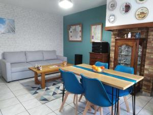 uma sala de estar com uma mesa e um sofá em Gîte des trois vallees em Nouzonville