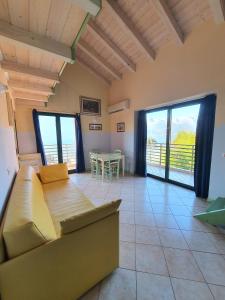 ein Wohnzimmer mit einem Sofa und einem Tisch in der Unterkunft Residence Oasi Del Viandante in Dervio