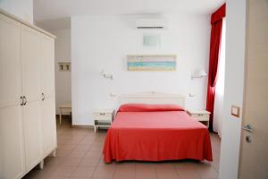 Postel nebo postele na pokoji v ubytování Hotel Marechiaro - Direttamente sul mare