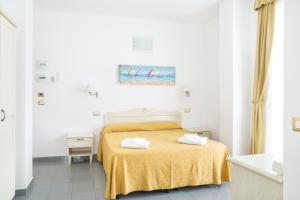Postel nebo postele na pokoji v ubytování Hotel Marechiaro - Direttamente sul mare