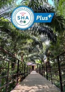 un panneau indiquant le complexe sha phut sur un pont dans l'établissement Khaosok Good view Resort - SHA PLUS, à Khao Sok