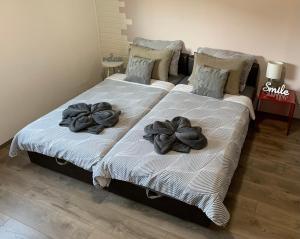 twee kussens op een bed in een slaapkamer bij Alex Lodge in Zrenjanin